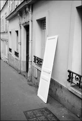 La porte
Bessa R2a + Summicron 35mm Type IV + TriX
