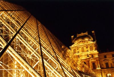 Pyramide
Spotmatic - Takumar 28 mm - superia 100 asa - ouverture 3,5 - vitesse entre 1/8 et 1/4 (?) - ?  main levée (mais coudes colés ;) )
