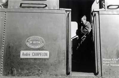Bad coal
Charbon chinois de très mauvaise qualité : il forme une croute et ne chauffe pas l'eau de la chaudière. Aussi, le chauffeur doit le remuer avec une grosse barre de fer.
