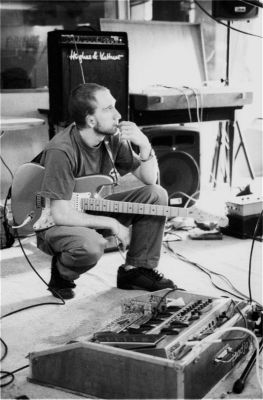 Arnaud du groupe Dadja
Lors d'une répétition, 2006
Mots-clés: arnaud dadja groupe guitare répétition répé