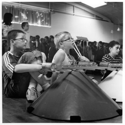 Baschet pas ! - le double ressort
Création musicale avec les enfants des écoles primaires de la Mayenne et les Structures Sonores Baschet

Bronica SQ-A > 2,8/80mm > TriX 
