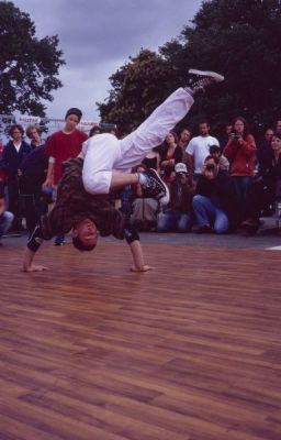 Culture Street 2007, Vitré (35)
Battle de Break dance
Leica M6 + 2/40mm et E200@800 (pas très concluant)
Mots-clés: vitré 2007 culture street battle break dance