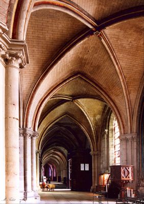 DEAMBULATOIRE 1 CATHEDRALE DE BOURGES
Deuxième déambulatoire de cette cathédrale.
Les arcs en ogives sont parfaitement en état.
La construction des voûtes est bâtie en briques de façon superbe!
Mots-clés: eglise pierres architecture Bourges cathédrale