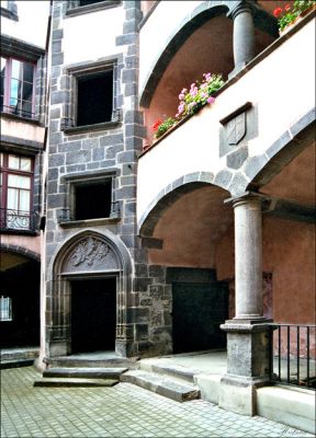 HOTEL GASCHIER
Cour intérieure de l'hôtel Gaschier ?  Montferrand.
Restauration et entretien permettent de pouvoir encore admirer le superbe travail des compagnons de l'époque. Renaissance italienne.
Mots-clés: maison histoire colombages auvergne mediéval
