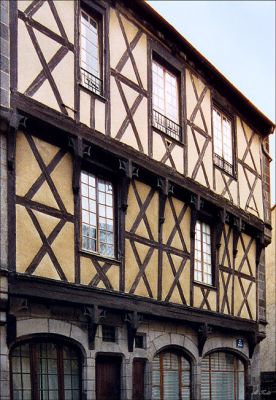 MAISON DES ECHEVINS
Photo d'un superbe bâtiment ?  colombages parfaitement restauré.
Les échevins n'ont jamais existé ?  Montferrand, on ne sait pas d'où cette appellation est venue.
Mots-clés: maison histoire colombages auvergne mediéval