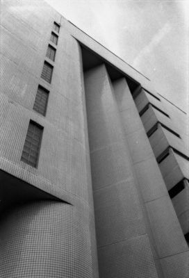 Carolin
Un immeuble juste après le pont de l'ourcq

Ricoh Kr 10 Super - 28-70 f4 Cosina - Hp5+
Mots-clés: architecture - urbain