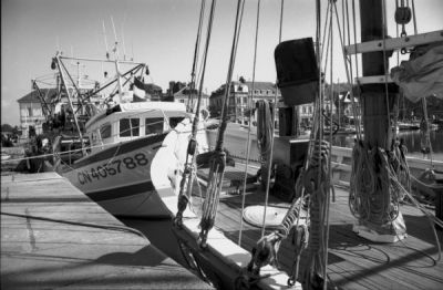 Cordes
Sur le port d'Amsterdam il y a des marins qui chantent...
Prise ?  Honfleur.

Pentax P30 - Cosina 28-70mm f4 - Kodak BW 400
Mots-clés: Bateau - Port