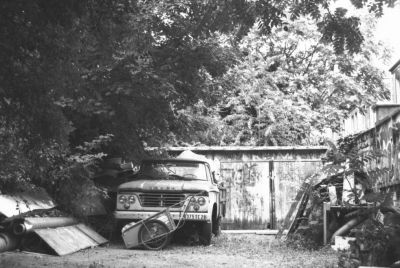 Dodge
Un atelier d'artiste le long de la voie (surement un ancien hangar de la SNCF) et une rencontre inattendue avec ce pick-up.

Ricoh Kr 10 Super - 28-70 f4 Cosina - Kodak BW 400
Mots-clés: friche - urbain - voiture