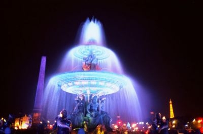 La Concorde enclin(e) au bleu
Lors de la nuit blanche 2006 �  Paris : Place de la Concorde, qui était éclairée par des spots avec filtres "bleu Klein".
Photo prise au XA sans pied (mais contre un poteau). Pellicule Kodak Ultra 200.
Mots-clés: Nuit, Fontaine, Paris, Rue