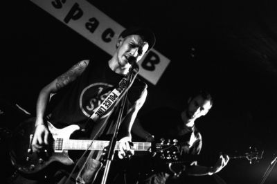 No Time
Concert de Time Out à l'espace B.

Pentax LX - 50/1.7 SMC-M à 1.7 - Vitesse 1/15s - Hp 5 à 3200 
Mots-clés: Concert - Rock