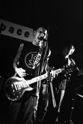Pace
Concert de Time Out à l'espace B.

Pentax LX - 50/1.7 SMC-M à 1.7 - Vitesse 1/15s - Hp 5 à 3200 
Mots-clés: Concert - Rock