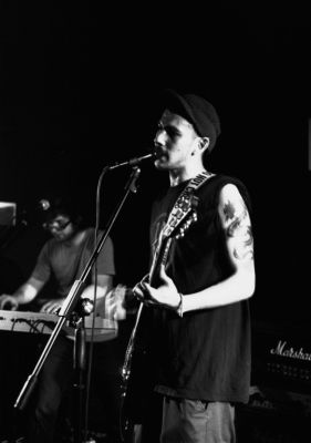 Phil
Concert de Time Out  à l'espace B.

Pentax LX - 50/1.7 SMC-M à 1.7 - Vitesse 1/15s - Hp 5 à 3200 
Mots-clés: Concert - Rock