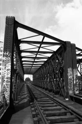 Corridor
Une des deux traverses du pont de l'ourcq

Ricoh Kr 10 Super - 28-70 f4 Cosina - Hp5+
Mots-clés: urbain - pont