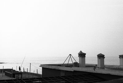 Chat malin
Ville de Byblos Liban Aout 2008

Pentax MX - 28/2.8 ou 50/1.7 Pentax - APX 100 Rodinal 
Mots-clés: Liban - Byblos - Mer - Pecheur
