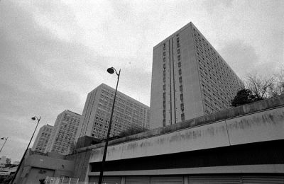 Déprimante place des Fêtes
Spotmatic - Flektogon 20/2.8 - Trix à 400 - Rodinal
Mots-clés: Paris - Architecture