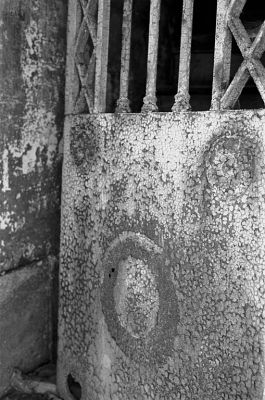 Porte
Pére Lachaise

Minolta CL - Rokkor 40 CLE - TriX - ID-11 1+1
Mots-clés: Cimetière
