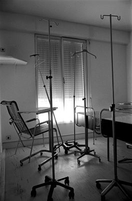 Portes Manteaux
Une clinique abandonnée en Ile de France.

Pentax LX - Foma 100
Mots-clés: Friche - Clinique
