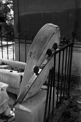 Barrière
Pére Lachaise

Minolta CL - Rokkor 40 CLE - TriX - ID-11 1+1 
Mots-clés: Cimetière