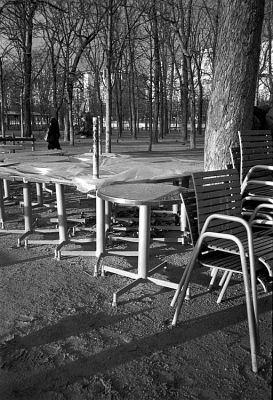 Elle s'échappe
Olympus XA - Trix à 800
Mots-clés: paris- tuileries - bancs