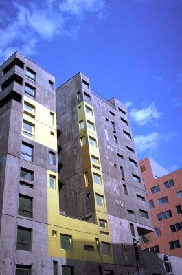 Destrucuturé
Paris 13 - le nouveau quartier dessiné par Porzamparc
Minox 35 GL - Fuji Superia 200
Mots-clés: Architecture - Graphisme - Geometrie
