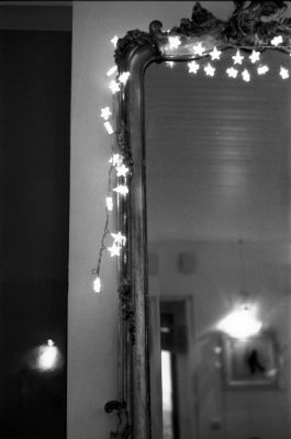 Miroir
Des petits essais de compo.
Pentax LX 50/1.7 bien ouvert.
Foma 400
