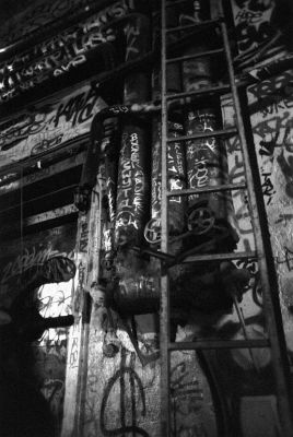 On a attaché les échelles pour ne plus monter au ciel
Squat d'artistes des frigos - Paris XIII

Pentax LX - 28/2.8 à 2.8 - Foma 400 poussée à 1600 ID-11 stock
Mots-clés: Friche - Squat - Artiste - Paris
