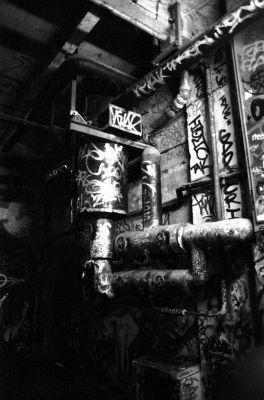 Obsession des diagonales dans les coins
Squat d'artistes des frigos - Paris XIII

Pentax LX - 28/2.8 à 2.8 - Foma 400 poussée à 1600 ID-11 stock
Mots-clés: Friche - Squat - Artiste - Paris