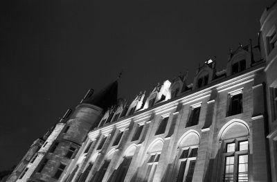 Cassation
Ile de la cité

Pentax LX - smc-m 50/1.7 - Rollei Retro 100
Mots-clés: Paris - Nuit