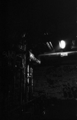 Percée (-Polis ?)
Squat d'artistes des frigos - Paris XIII

Pentax LX - 28/2.8 à 2.8 - Foma 400 poussée à 1600 ID-11 stock
Mots-clés: Friche - Squat - Artiste - Paris