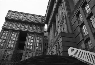 Ecrasant
Palais d'Abraxas à Noisy le Grand.

Pentax LX - smc-m 28/2.8 - Foma 400
Mots-clés: Architecture