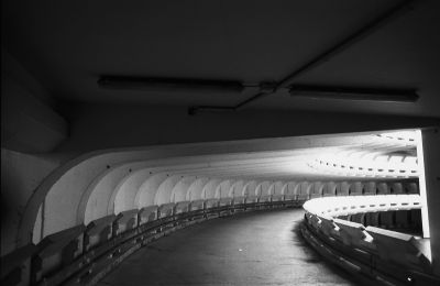 Virgule
Parking du centre commercial les "arcades" à Noisy le Grand.
A côté des palais d'Abraxas.

Pentax LX - smc-m 28/2.8 - Foma 400
Mots-clés: Parking
