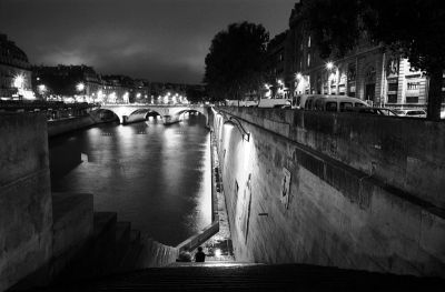 Intimité
Ile de la cité

Pentax LX - smc-m 28/2.8 - Rollei Retro 100
Mots-clés: Paris - Seine - Nuit