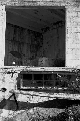 canari 1
Pentax LX - SMC-M 50/1.7 ou 28/2.8 - kodak Trix à 400 - ID 11 à 1+1
Mots-clés: Corse - Mine - Carrière - Usine - Amiante - Canari - Ogliastro