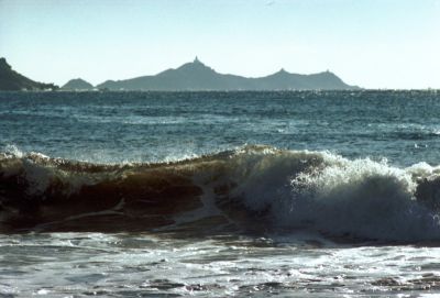 Sanguinaires
Les Iles sanguinaires vu depuis la plage de Capo di Fenu, près d'Ajaccio, en Janvier 2007.

Pentax Me Super, 200mm Pentax SMC-A F4, Solaris 100iso. 
Mots-clés: Vagues - Corse