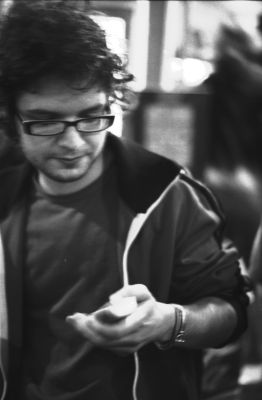 Antoine
Fête de la musique 2007.
Montmartre.

Pentax LX - SMC-M 50/1.7 - Neopan 1600
Mots-clés: Paris - Nuit - Montmartre