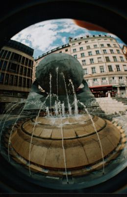 Place de l'opera à Lyon (fisheye lomo)
