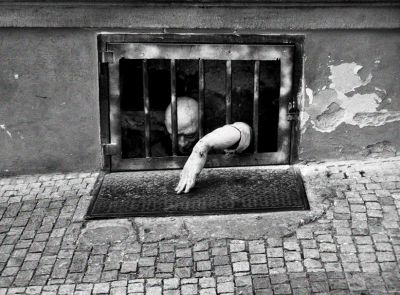 Quand il ne reste plus d'espoir
Krakovie, Juillet 2007
Mots-clés: prison misère espoir rue caveau soupirail