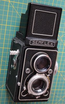semi-OTO Angénieux-X1
dans un vide-grenier, propre, fonctionne

