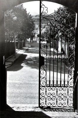 Portail menant sur ma rue
Photo prise en plein après-midi, voil?  ce qui arrive quand on ne fait pas attention ?  la position du soleil ;)
