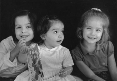 3 filles
Un fond en tissu noir, un réflecteur. Eos 33, hp5+, baryté Ilford.
Un peu floue (merci l'AF !)
