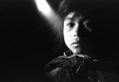 Enfant de lumière
Il y a bien longtemps, sur un marché de Huancavelica dans les Andes péruvienne, le visage d'un enfant sur un marché ...Résume l'expression de ce  merveilleux pays ...
2.8 de 200 canon en reckording 4000 ASA
Mots-clés: perou, enfant,