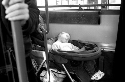 Métro popo dodo!
Le temps de l'insouciance ou l'on n'a pas peur de s'endormir dans le bus sous peine de louper son arrêt!
Mots-clés: bus