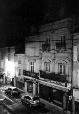 Rue de Rennes - Laval
Canon EOS 500N + 28-80mm
Prise ?  main levée sans trépied
Pellicule 200 ISO
Scan de tirage passé en niveaux de gris

C'est le meilleur chocolatier de la ville !
