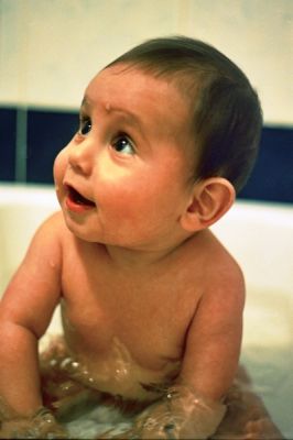 Le Bain
Canon T50 + FD 50mm ?  1,8
Pellicule Carrefour 400 iso
(je n'en rachèterais pas, mauvaise restitution des couleurs en condition de faible luminosité) 
