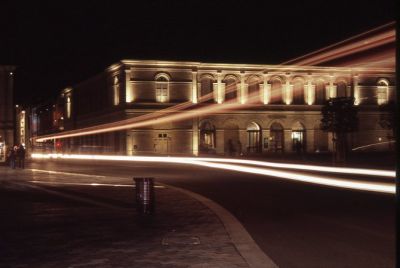 Un bus passe
Un bus passe ?  Besancon, nouvelle place de la Révolution. Vitesse lente (environ4sec) sur pied.
Canon EOS 30 Diapo FUJI SENSIA 100 scannée.
Mots-clés: Nuit, Ville, lumière