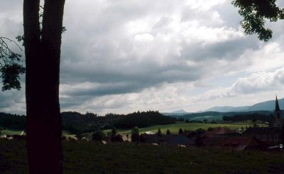 Petit village jurassien
Petit village tranquillement niché dans sa vallée
Nikon F90 + 35-70
Sensia 200
Scan de diapositive + ajustement des niveaux sous Gimp
Mots-clés: Jura