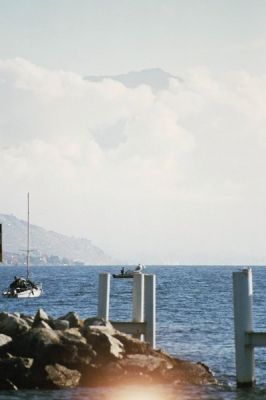 bizarre
?  mon avis, ils ont fait une boulette, ou serait-ce un doigt qui traine ?
Edit : et ben non, c'est le soleil de la photo mitoyenne qui a débordé

