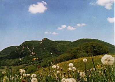 Le Mont Poupet
Le Mont Poupet dans le Jura
Nikon F90 + 35-70 + Fuji Supéria 800
Filtre de netteté + ajustement des niveaux du ciel sous Gimp
