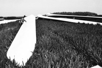 Agriculture et énergie
Quelques pales de 44m d'une éolienne en construction dans la meuse.
Pentax ME Super + 40mm f/2,8 - TMAX 400 @ 1600 ISO
Quelque chose comme : 1/1000 @ f/16

