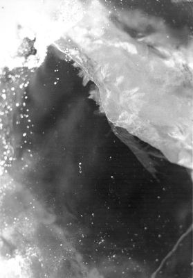 Crystaux de glace sur rivivière gelée.
Transparence de la glace et noirceur des profondeurs. Les crystaux poussent.
